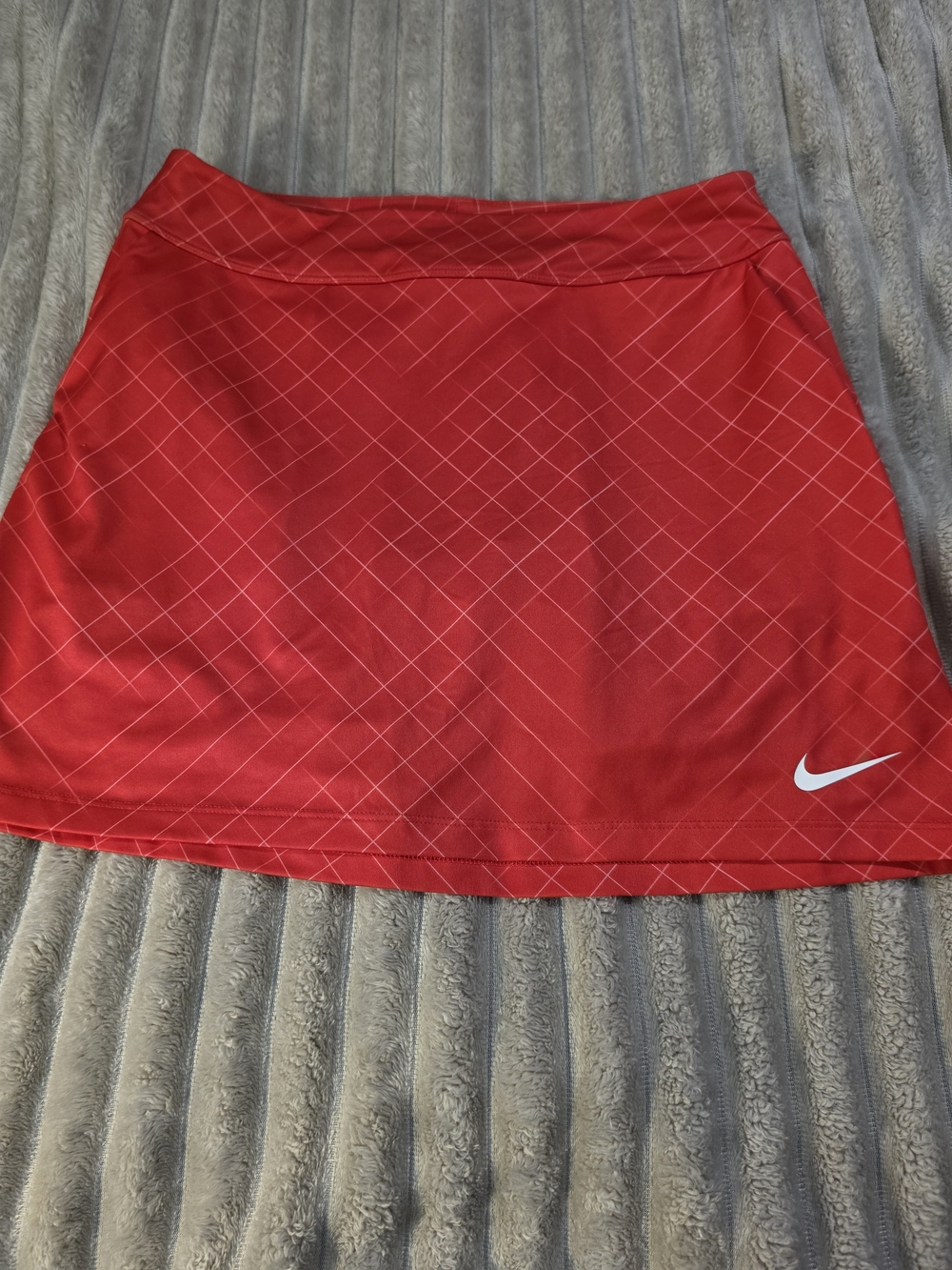 Nike Red Athletic Golf Skirt with Subtle Diamond Print